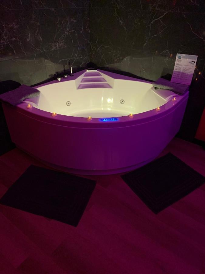 Love Room Avec Jacuzzi Prive Bonnetable Exterior photo